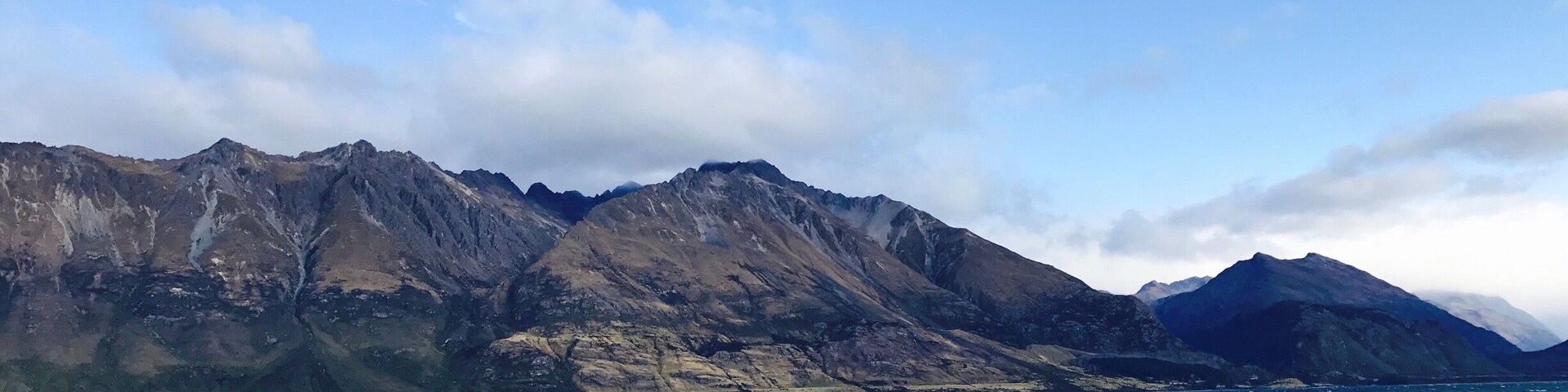 What a beautiful scenic drive to Highway 6A heading north along side Lake Wakatipu. A MUST stopped to enjoyed these breathtaking view of Mount Creighton.