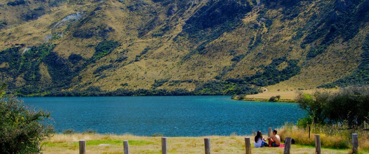 Queenstown ofreciendo caminatas, montañas y un lago o espejo de agua