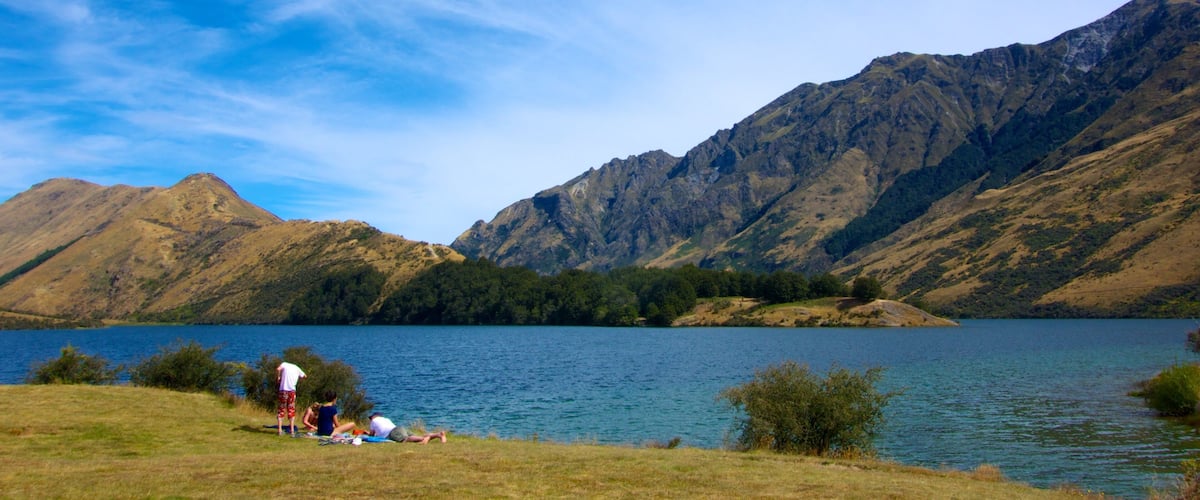 Queenstown showing mountains, landscape views and picnicing