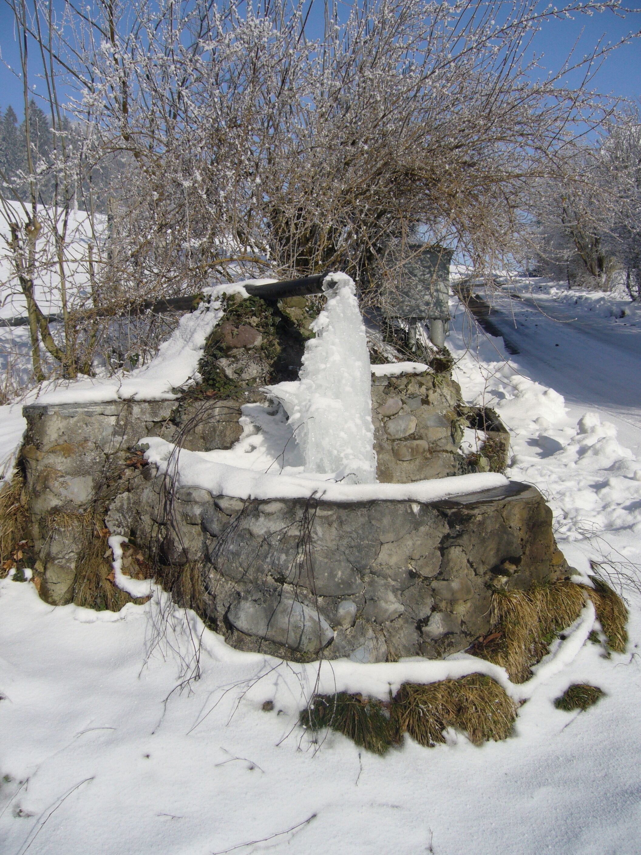 Gefrorner Brunnen am Spiegelberg im Kanton Thurgau.