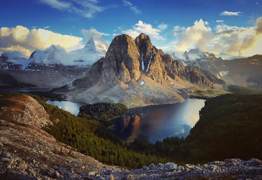 Cordillera con un lago y un valle cubierto de bosques.