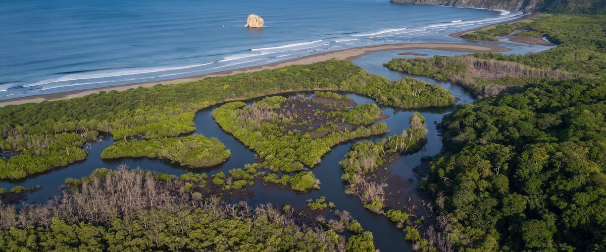 playa naranjo Costa Rica, en la imagen Roca Bruja un icono para los amantes del surf