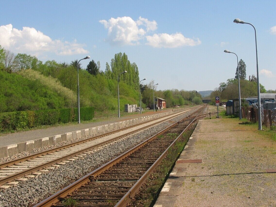 Quais gare de Luzy, Nièvre, vue O-E direction Le Creusot, Saône et Loire.