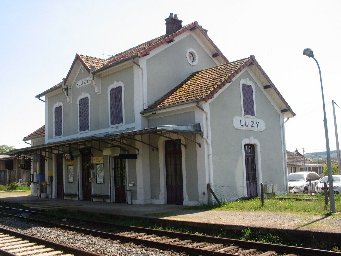 Le bâtiment voyageurs de la gare de Luzy, Nièvre, semble tout droit échappé d'un circuit de modélisme à l'échelle H0...