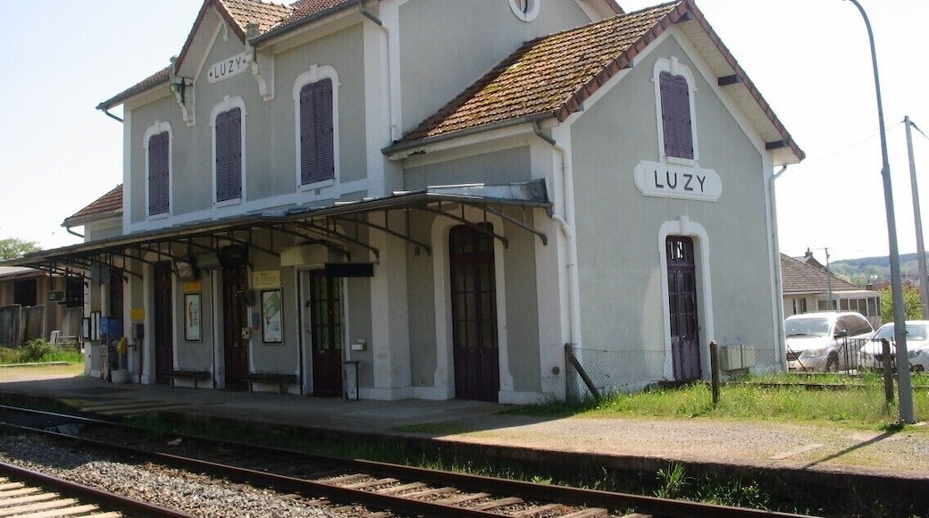 Le bâtiment voyageurs de la gare de Luzy, Nièvre, semble tout droit échappé d'un circuit de modélisme à l'échelle H0...
