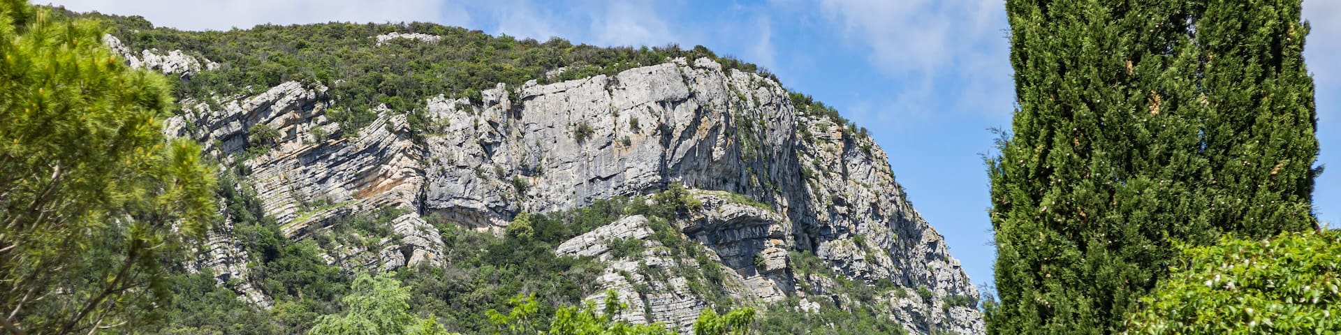 Vue sur la montagne du Cengle depuis Saint-Hippolyte-du-Fort (Occitanie, France)