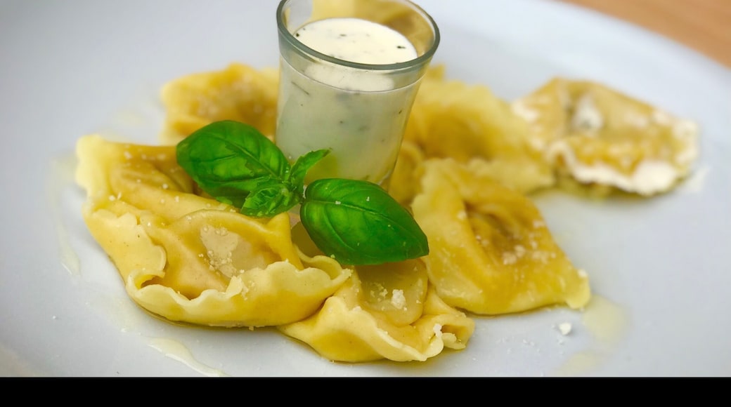 Tortelloni
#tortelloni #gorgonzola #noci #noix #huiledenoisettes #oliodinoccioline #saucepecorino #basilico #salsapecorino #fattoincasa #faitmaison #❤️#instafood #f4f #instaday #sunday #family