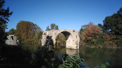 Pont Ambroix se trouvant a Ambrusum (Herault, France), le pilier et l'arche restante.
