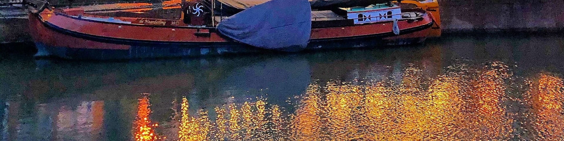 Last weekend I woke up early to walk through the empty streets of charming Dokkum. Taking photos before sunrise has its perks! 🌟
#dokkum #fryslân #netherlands #discoverthedark #friesland