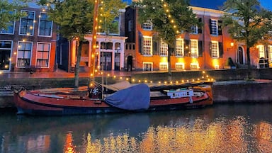 Last weekend I woke up early to walk through the empty streets of charming Dokkum. Taking photos before sunrise has its perks! 🌟
#dokkum #fryslân #netherlands #discoverthedark #friesland