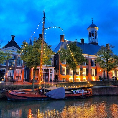 Last weekend I woke up early to walk through the empty streets of charming Dokkum. Taking photos before sunrise has its perks! 🌟
#dokkum #fryslân #netherlands #discoverthedark #friesland