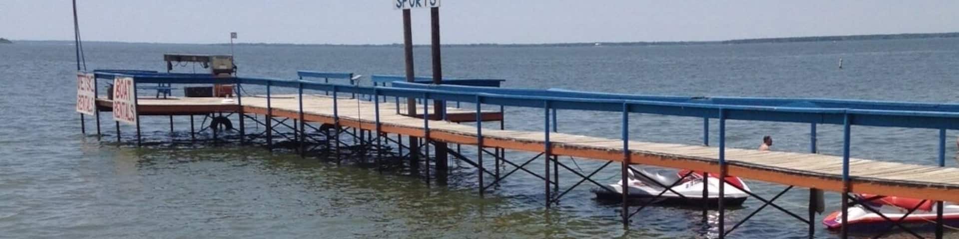 Great stop for a jump in the lake, cold beer and live entertainment! Access by land or boat, super friendly owners welcome you with open arms! Hidden Treasure!