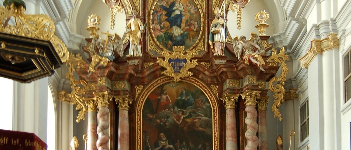 Die Pfarrkirche der Gemeinde Hofkirchen im MĂŒhlkreis im Bezirk Rohrbach (Oberösterreich). Die dreijochige, spĂ€tbarocke Saalkirche mit halben Vorjoch vor dem mĂ€chtigen Westturm besitzt einen zweijochigen Rechteckchor und einen zweigeschoĂigen, sĂŒdseitigen Anbau der als Sakristei bzw. Oratorium dient. Die Kirche wurde nach einem Brand 1636 wiedererrichtet und schlieĂlich in der ersten HĂ€lfte des 18. Jahrhunderts unter Einbeziehung des gotischen Turms neu gebaut. This media shows the protected monument with the number 14402 in Austria. (commons, de, wikidata)