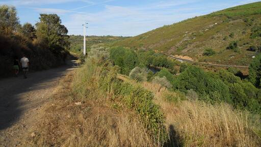 Bajando al río Maçãs y al parque do Colado desde Quintanilha.