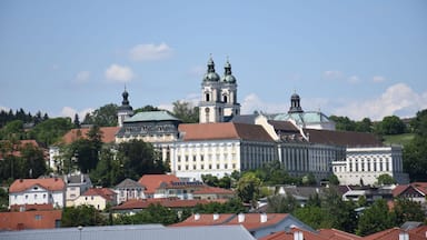 Ein großes, historisches Gebäude mit mehreren Kuppeln und Türmen, umgeben von Wohngebäuden und Grünflächen.