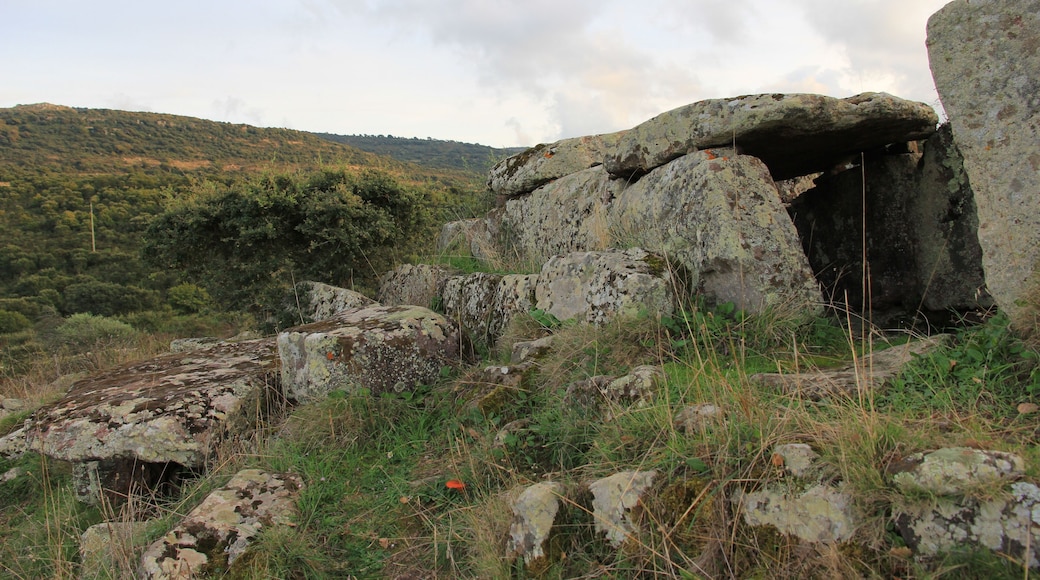 Villanova Monteleone - Tomba dei giganti di Laccaneddu