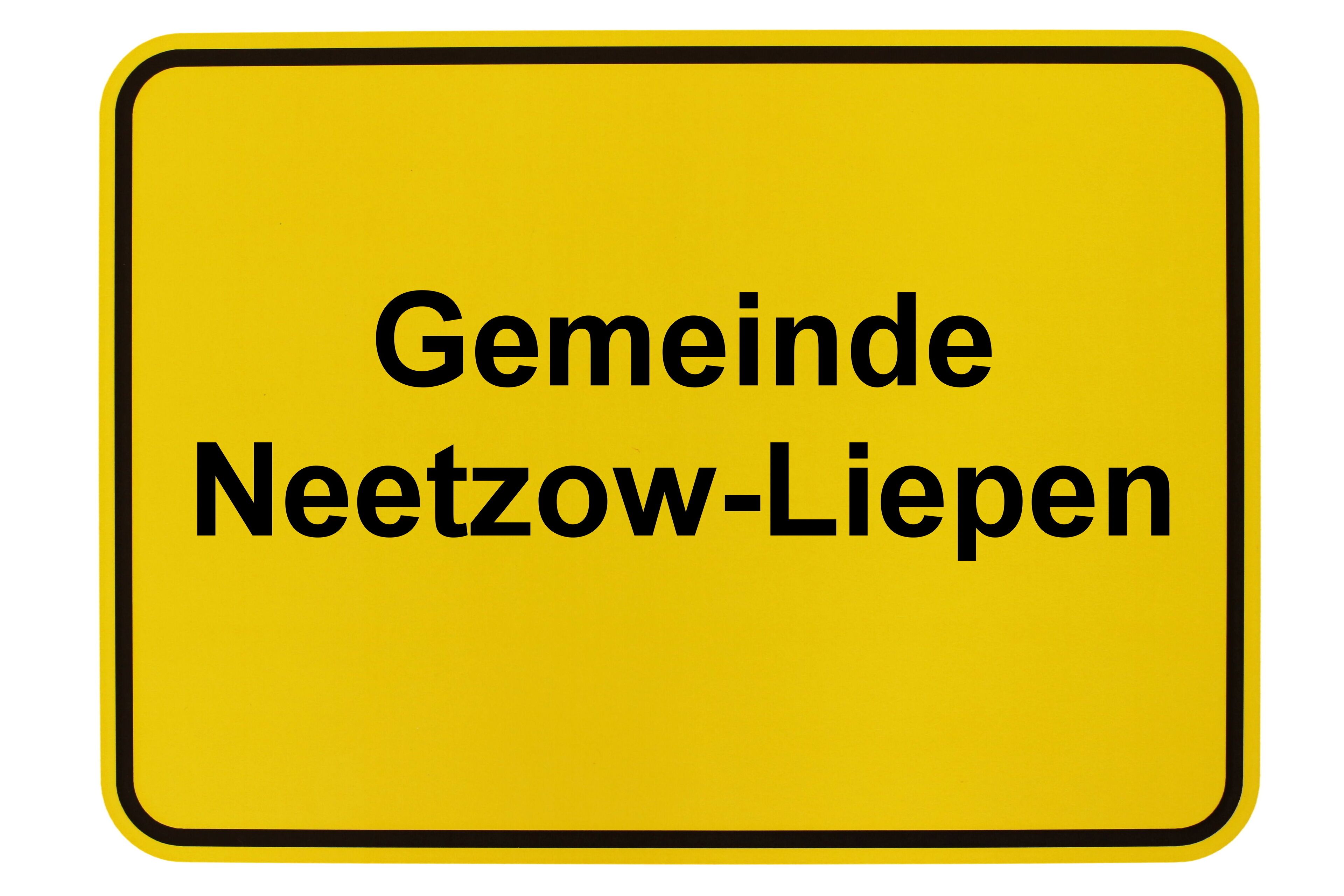 A yellow sign with the text "Gemeinde Neetzow-Lippen".