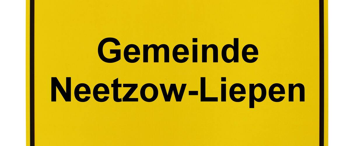 A yellow sign with the text "Gemeinde Neetzow-Lippen".