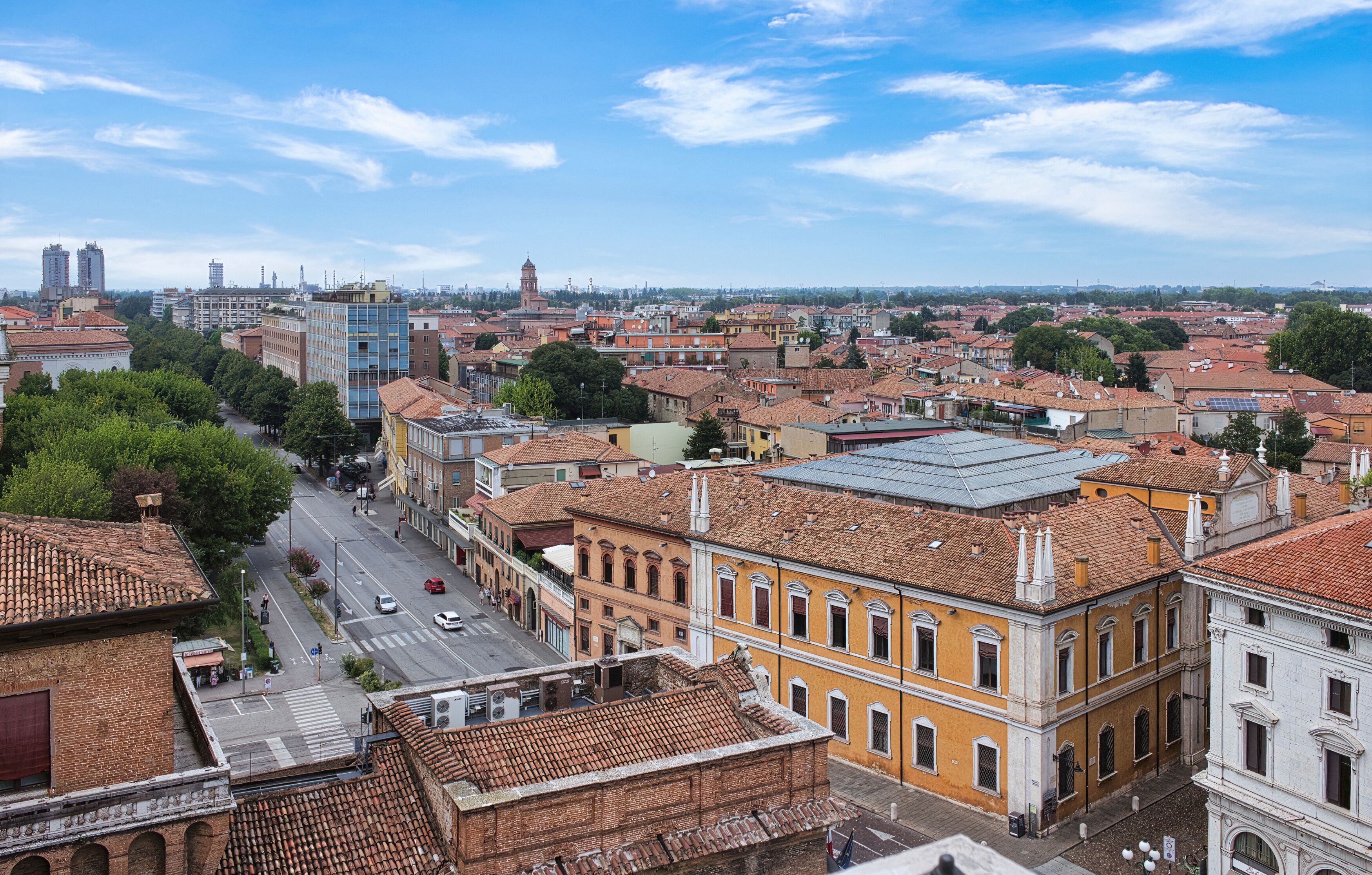 Ferrara, a city in Emilia-Romagna (Italy), enchants with its Renaissance historic centre, a UNESCO heritage site, boasts a fascinating atmosphere and a rich historical and artistic heritage.
