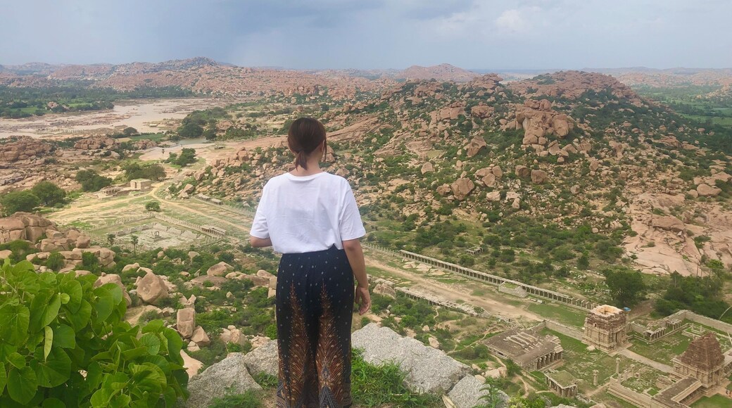 I was so scared that I could only stand.
#India
#Hampi