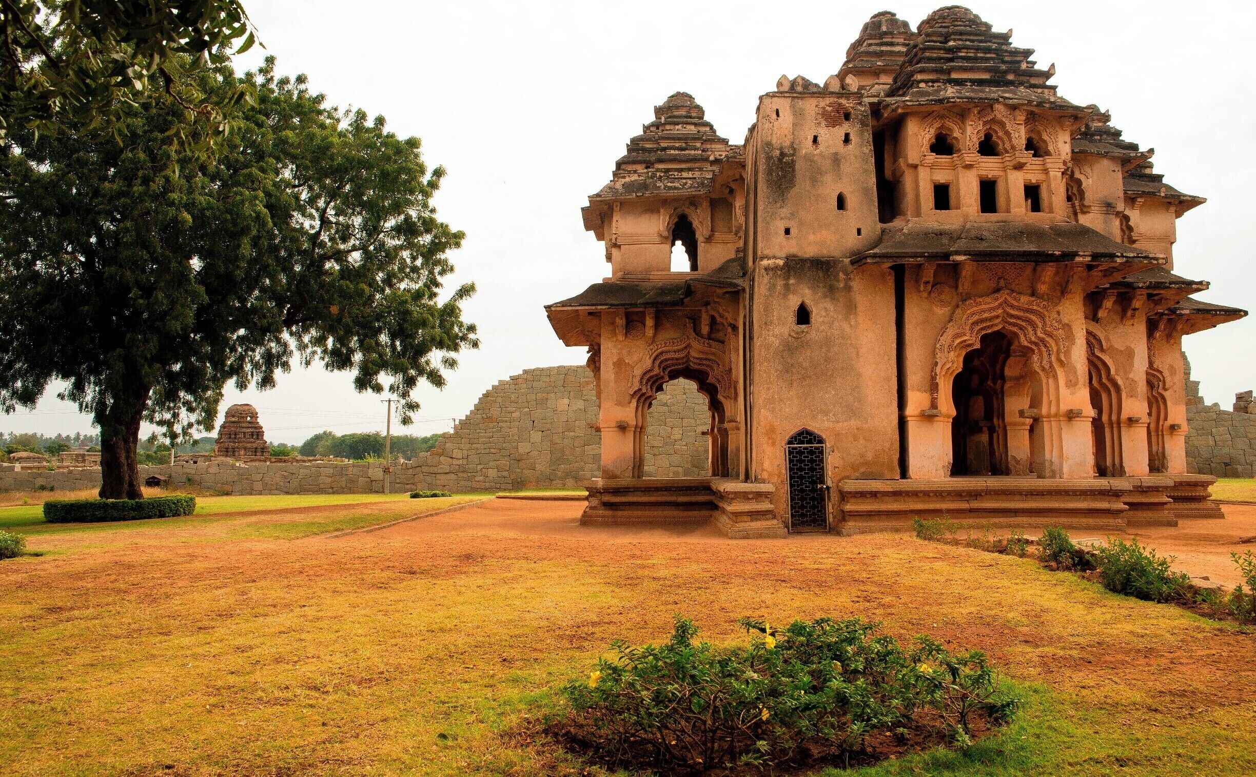 The queens bathhouse in Hampi, one of 3 bathhouses on a property that also has elephant stables :o