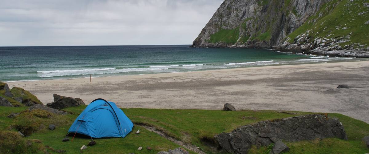 Sandy beaches surrounded by big cliffs in the Lofoten Islands, but rain is never far away. Rainclouds roll in from the sea here, could be an evening spent in the tent
#LifeAtExpedia