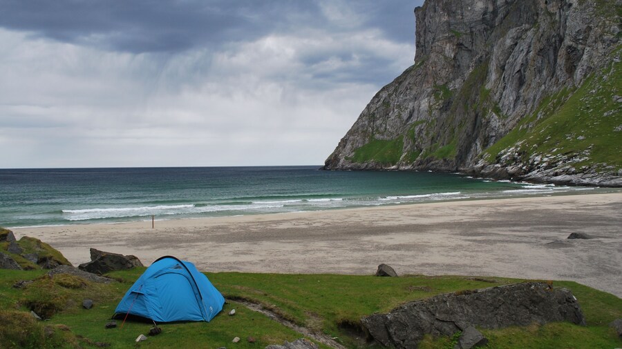 Sandy beaches surrounded by big cliffs in the Lofoten Islands, but rain is never far away. Rainclouds roll in from the sea here, could be an evening spent in the tent
#LifeAtExpedia