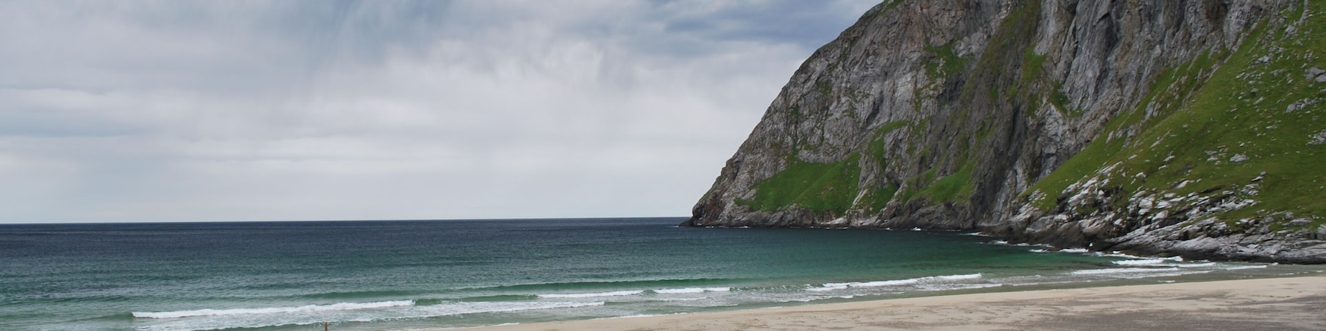 Sandy beaches surrounded by big cliffs in the Lofoten Islands, but rain is never far away. Rainclouds roll in from the sea here, could be an evening spent in the tent
#LifeAtExpedia