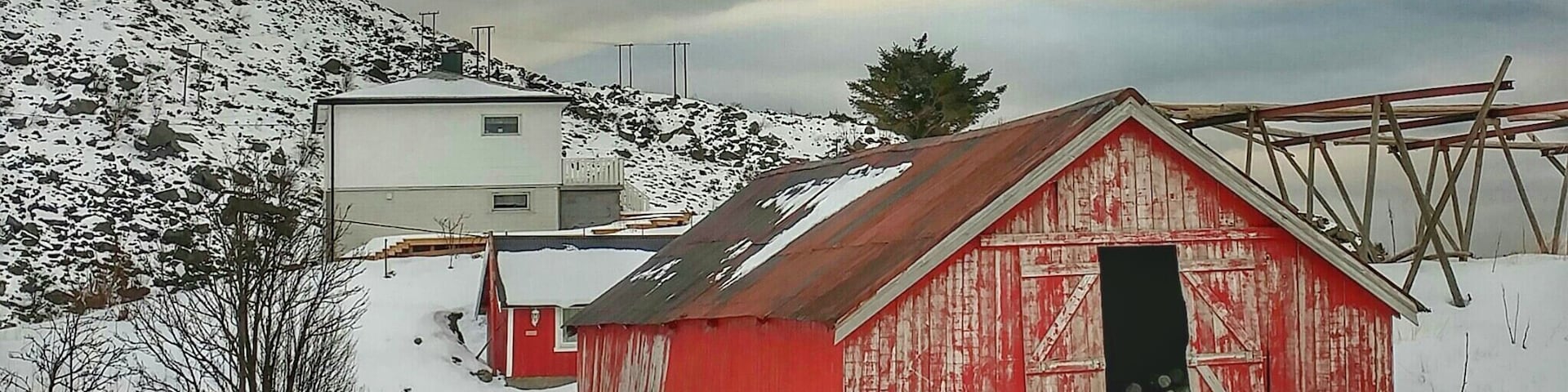 When I travel I prefer to visit the hidden nooks and crannies. Sometime's what you discover is pure magic. Two years ago I had the good fortune of traveling to Norway during the winter. I actually prefer the cold and of course fewer crowds. I concentrated on Bergen (Fjordland) and a portion of the Arctic. I spent the night in Bodo, then hopped on a ferry the next day to the Lofoten islands. There was a small hostel in this village which was delightful and the plus was I saw "the Northern lights ".
#flashbackfriday #norway
#notallwhowanderarelost
#lofotenislands
#wintertravel
#Arcticnorway
#adventure
#discover
#hiddengemsoftheworld