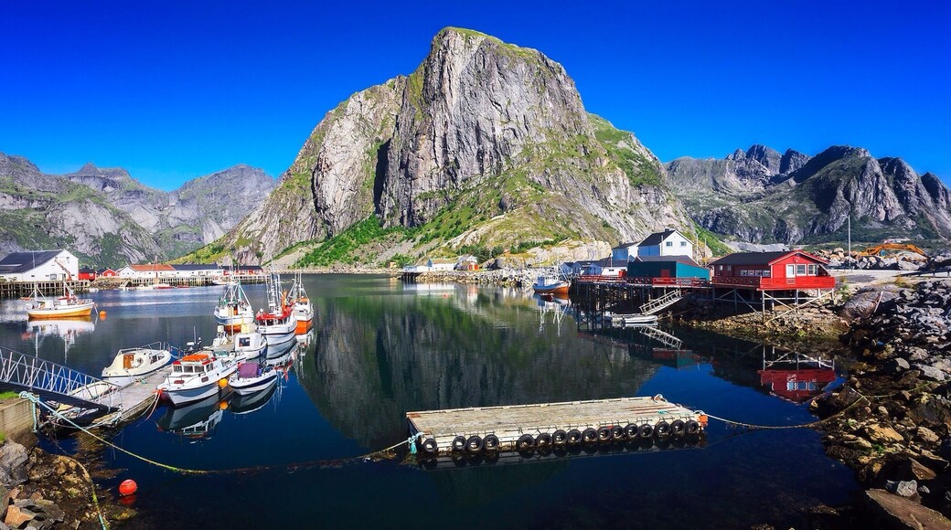 During my #roadtrip through Lofoten in northern Norway I drove past this incredibly beautiful place. It's quite far south and requires a fair amount of driving to reach but I'd say that's time well spent! One could easily spend a week exploring this area and not get bored. It's also possible to sleep in such little red cabins near the water for those who want the full norwegian experience. #norway #lofoten #waterlust