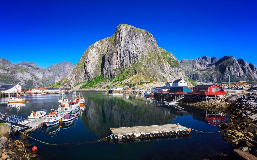During my #roadtrip through Lofoten in northern Norway I drove past this incredibly beautiful place. It's quite far south and requires a fair amount of driving to reach but I'd say that's time well spent! One could easily spend a week exploring this area and not get bored. It's also possible to sleep in such little red cabins near the water for those who want the full norwegian experience. #norway #lofoten #waterlust