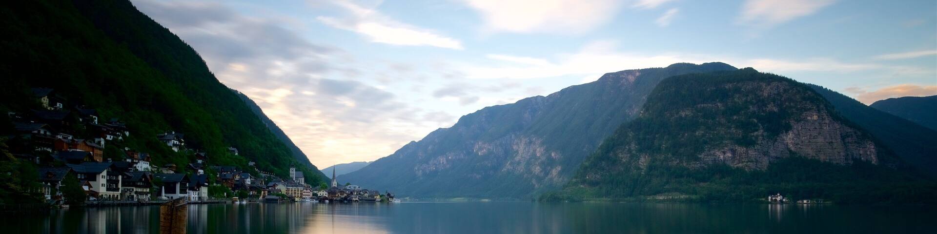 Hallstatt mettant en vedette coucher de soleil et lac ou étang