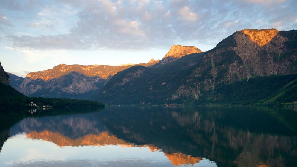 Hallstatt das einen Berge, See oder Wasserstelle und Sonnenuntergang