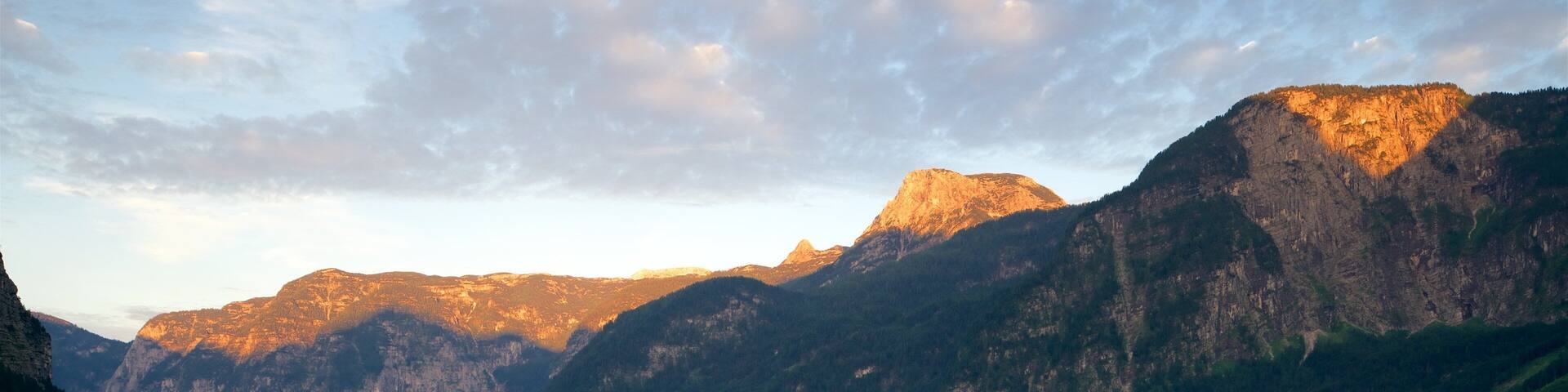 Hallstatt mostrando tramonto, montagna e lago o sorgente d\'acqua