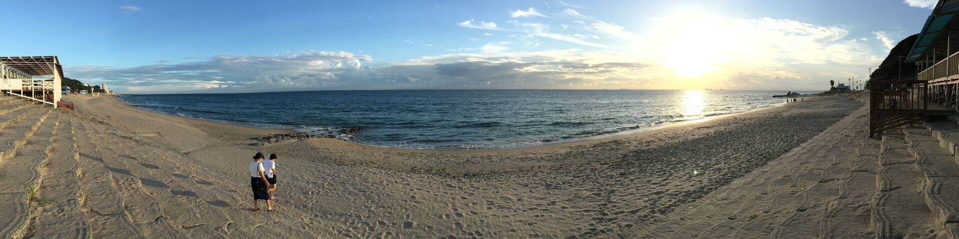 カップルが歩く海岸の風景(日本_愛知_知多)/Coast (Japan_Aichi_Chita) Coastal Landscape
