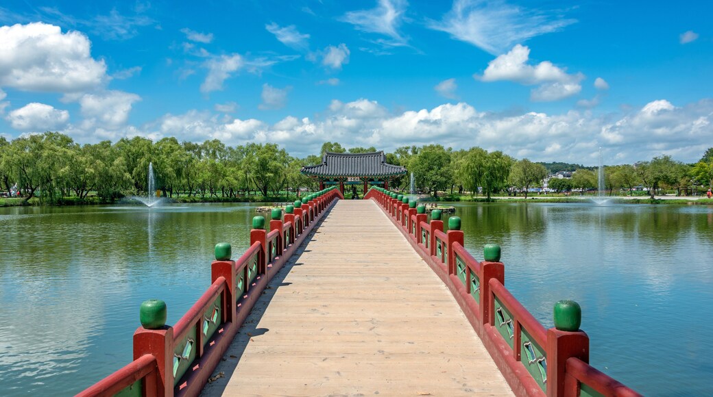 포룡정이 보이는 궁남지의 풍경(정면뷰), 부여 서동공원에 위치-A view of Gungnamji Pond with Poryongjeong Pavilion (front view), located in Buyeo Seodong Park