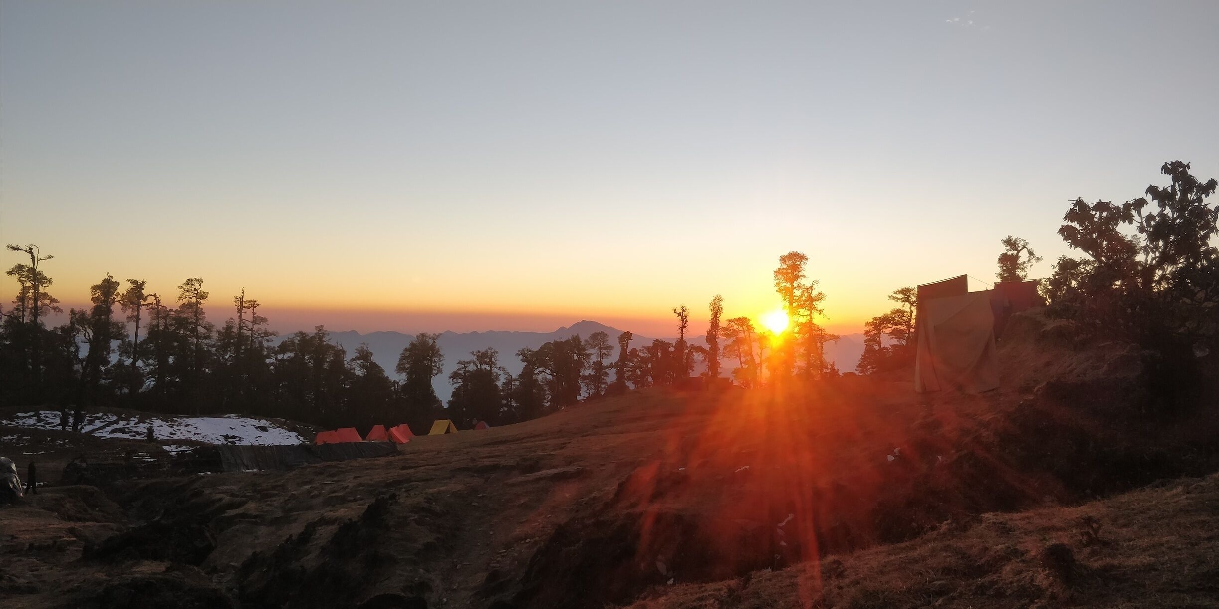 Sunset at Brahmatal Base Camp during a 4-day winter trek to Brahmatal peak in Himalayas!
The view was inexplicably stunning.

#brahmataltrek #himalayas #mountainsinindia #sunset