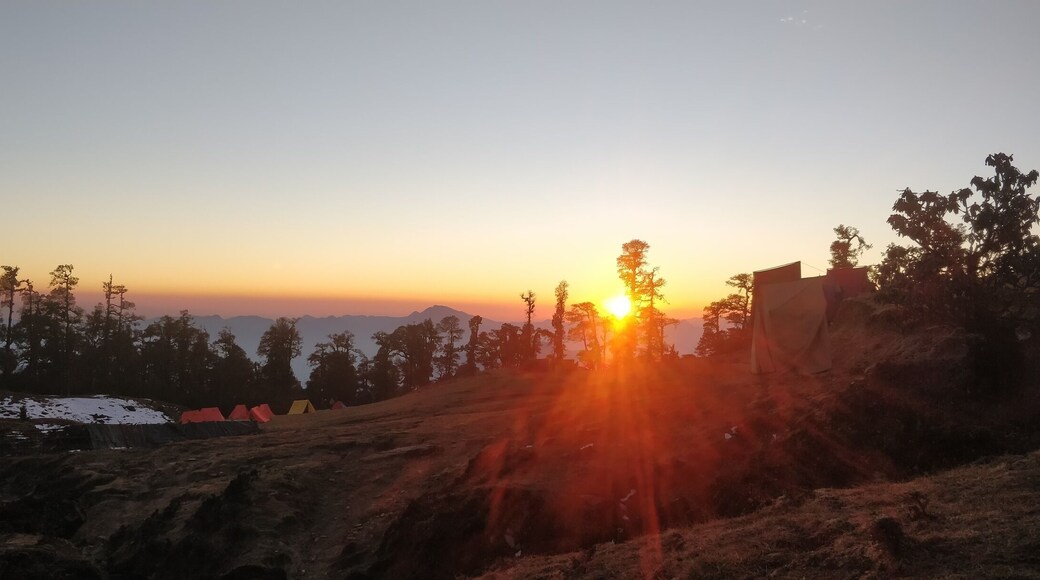 Sunset at Brahmatal Base Camp during a 4-day winter trek to Brahmatal peak in Himalayas!
The view was inexplicably stunning.
#brahmataltrek #himalayas #mountainsinindia #sunset