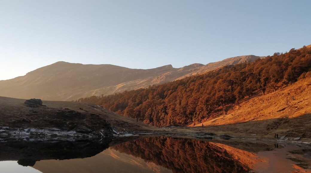 Brahma Tal (Lake) minutes before sunset.
.
#brahmataltrek #lakesofindia #crystalclearshadow
#mountainsofindia
#reflections