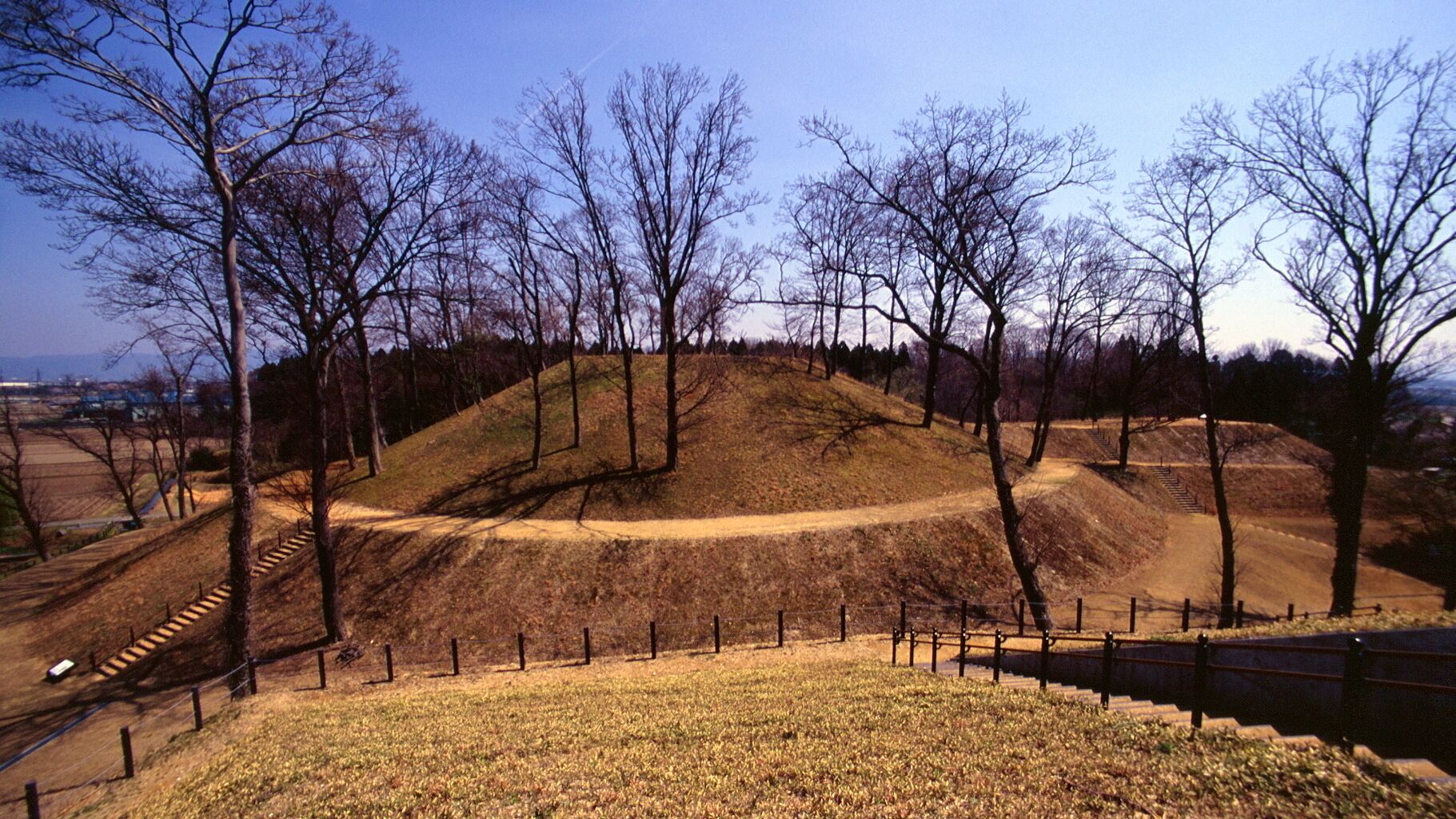 秋常山1号墳全景。秋常山2号墳墳頂よりみる。16:9にトリミング
