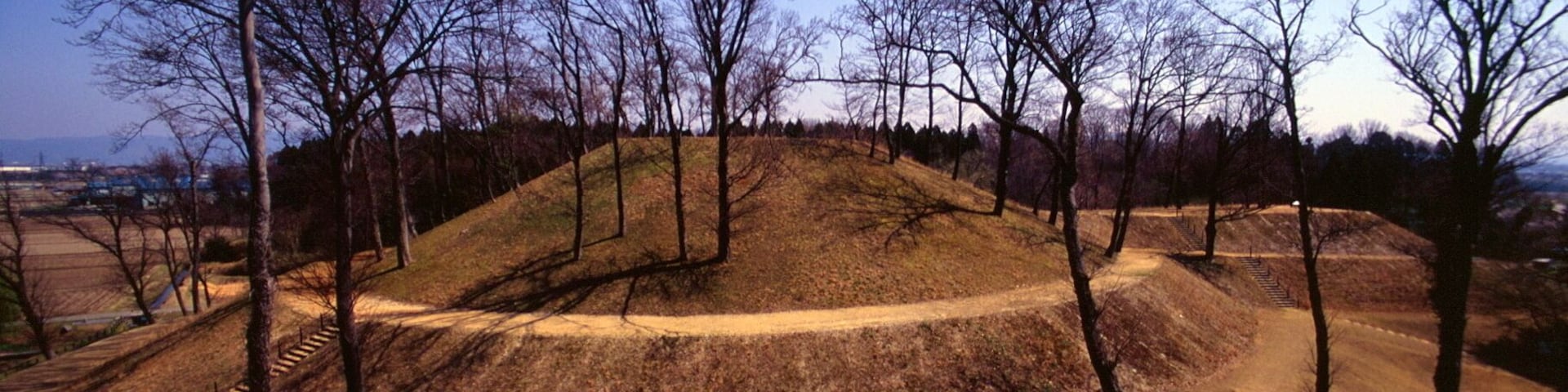 秋常山1号墳全景。秋常山2号墳墳頂よりみる。16:9にトリミング