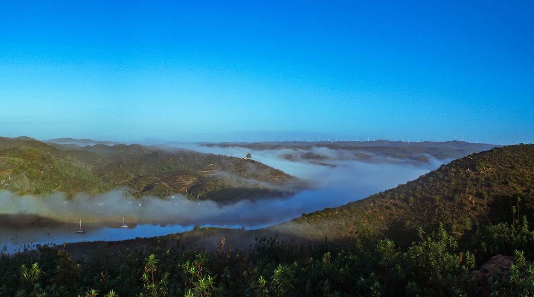 Panorámica de la frontera entre España y Portugal en el sur de la Península Ibérica. El brumoso río Guadiana al amanecer en Sanlúcar de Guadiana y Alcoutim (Pequeños pueblos de España y Portugal).