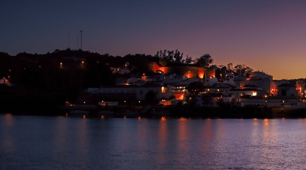 Alcoutim un pequeño pueblo del Algarve en Portugal. Alcoutim al anochecer a orillas del río Guadiana. Casas blancas con las últimas luces del día y las farolas encendidas.