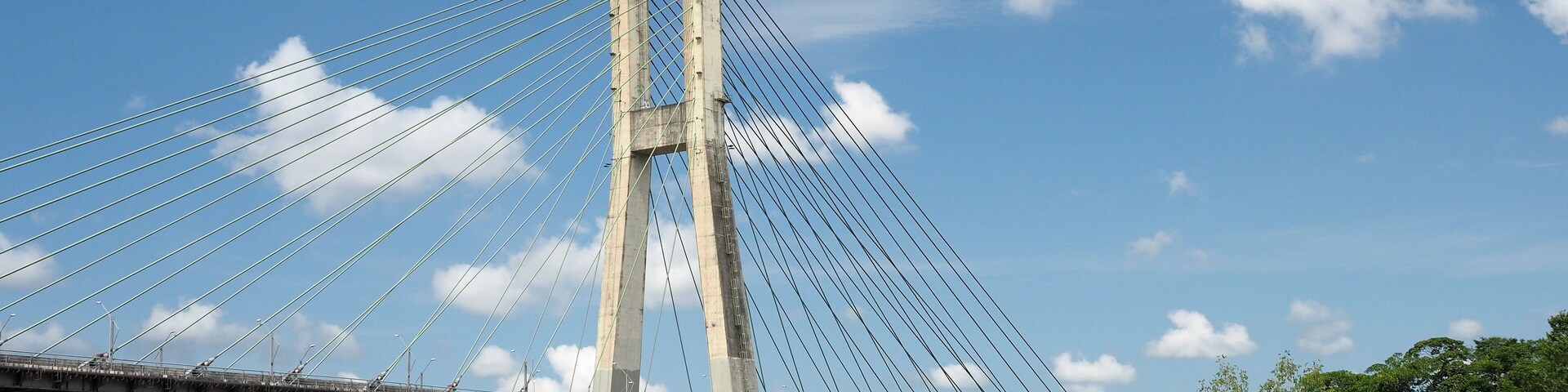 Un puente colgante grande con dos torres altas y numerosos cables.