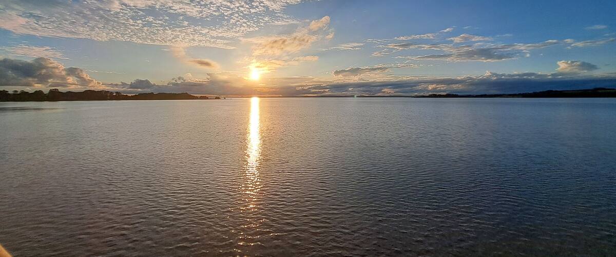 Um lindo pôr-do-sol sobre a represa de Jurumirim, em Avaré, Estado de São Paulo, Brasil.,