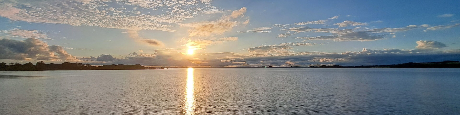 Um lindo pÎr-do-sol sobre a represa de Jurumirim, em Avaré, Estado de São Paulo, Brasil.,