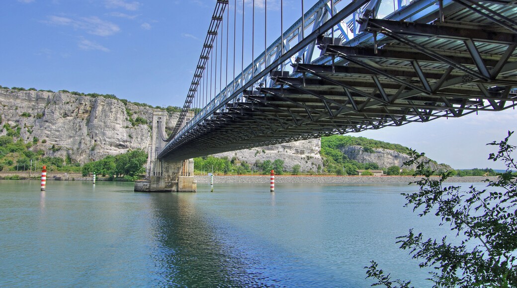 Pont routier suspendu qui relie Donzère (Drôme) à Viviers (Ardèche)