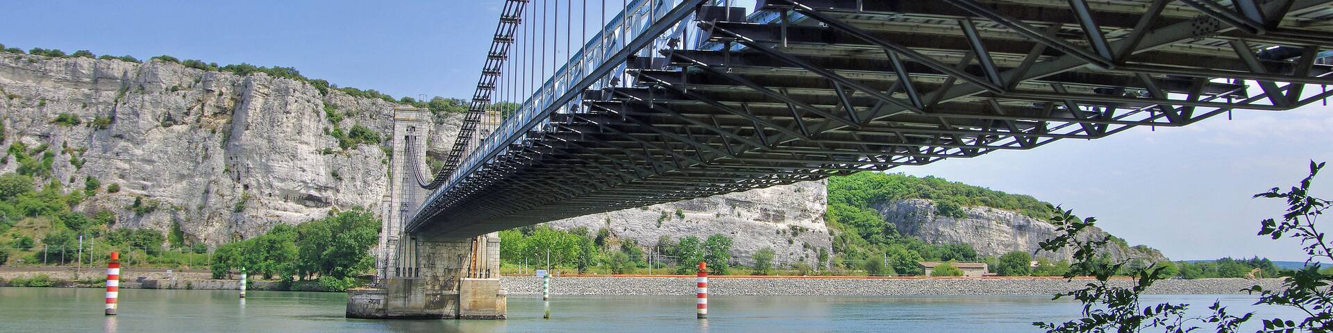 Pont routier suspendu qui relie Donzère (Drôme) à Viviers (Ardèche)