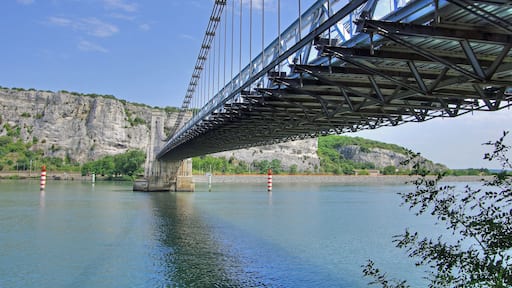 Pont routier suspendu qui relie Donzère (Drôme) à Viviers (Ardèche)