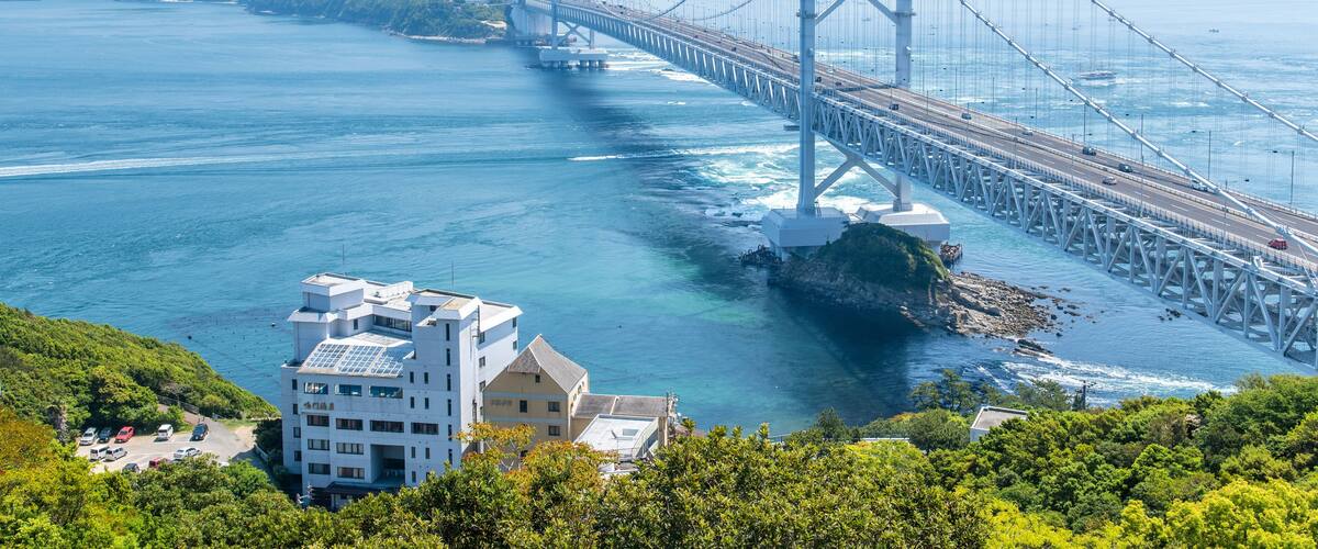 大鳴門橋と鳴門のうずしお。
日本の徳島県の観光名所。